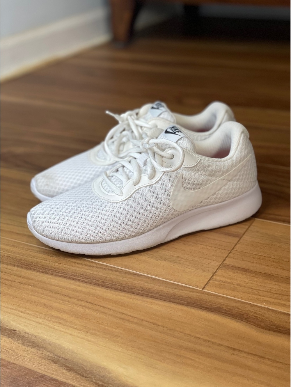 Nike Tanjun Women's Running tennis shoe triple white Size 7.5 cute trendy mom